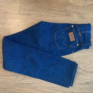 Vintage high waist Wrangler Jeans in Dark wash.